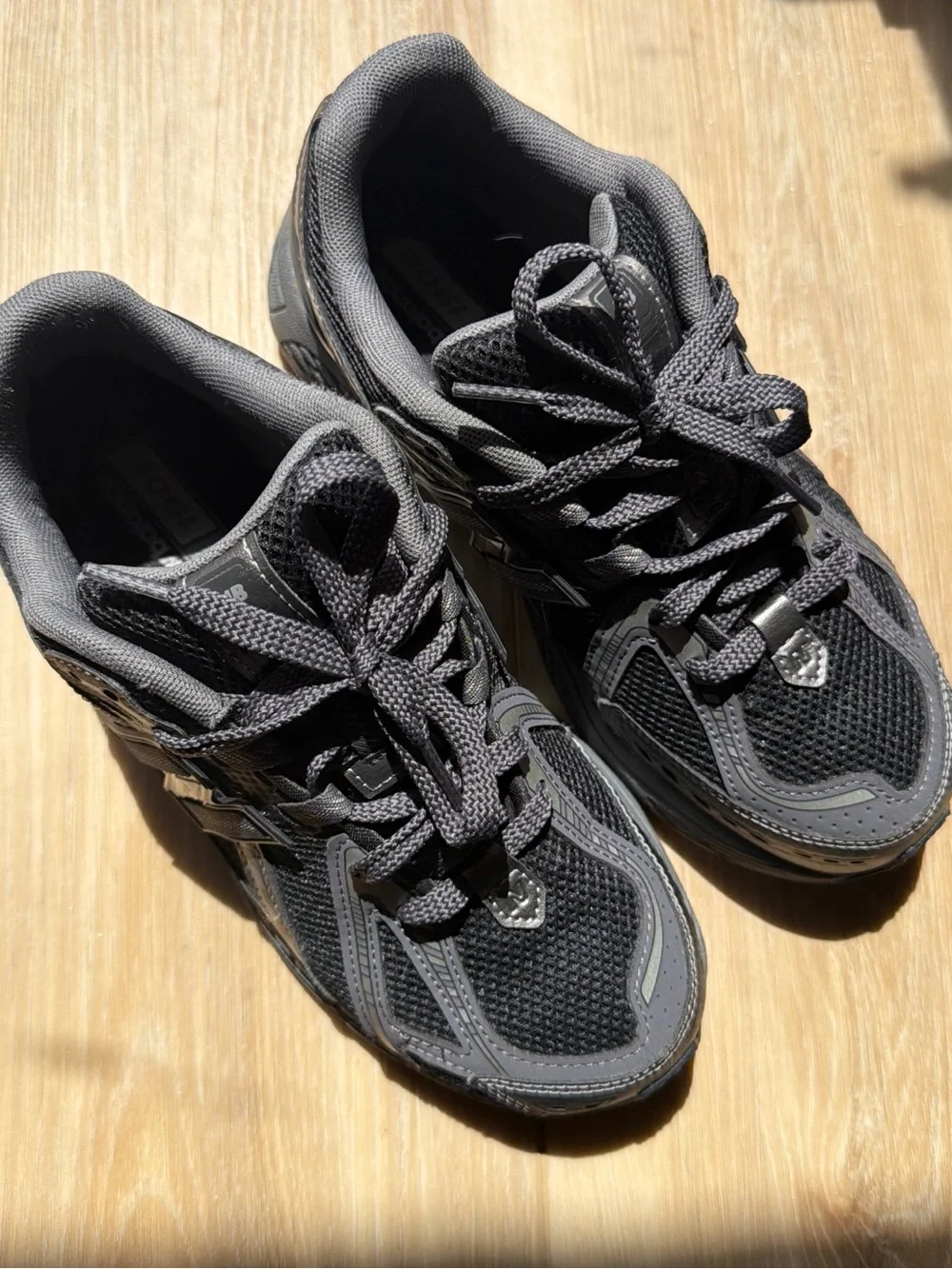 New Balance Black & Silver Mesh Trail Sneakers Size M6/W7.5